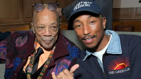 Getty Images Quincy Jones et Pharrell Williams assis ensemble en 2020