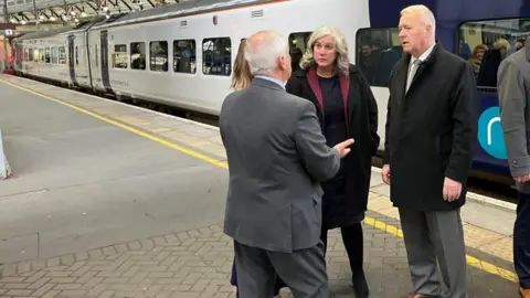 Menteri Transportasi Heidi Alexander, berfoto bersama anggota parlemen Blyth dan Ashington Ian Lavery, berbicara bersama di depan kereta Utara pada saat pembukaan kembali Jalur Northumberland