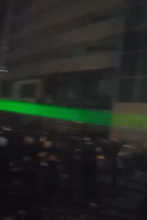 Um laser verde é visto durante um protesto no Irã