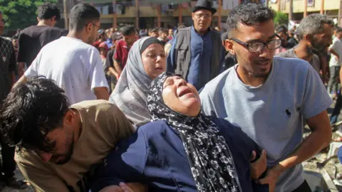 reuters a palestinian woman reacts following an israeli strike on a school sheltering displaced people in jabalia refugee camp, in the northern gaza strip (26 september 2024)