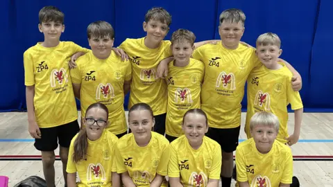 Joueurs de dodgeball souriant. (BBC)