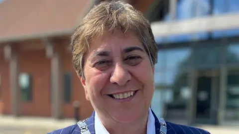 Wymondham Town Council Wymondham town council chairwoman and mayor, Suzanne Nuri-Nixon, has short brown hair