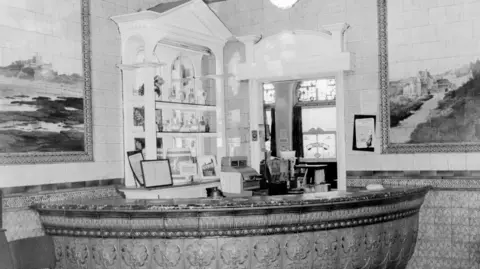 Sunderland Antiquarian Society A black-and-white photograph shows an ornate, tiled bar inside the Mountain Daisy pub 