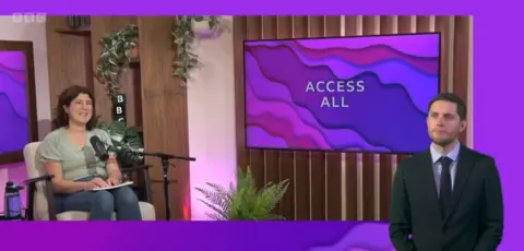 Una imagen de la presentadora de Access All, Emma Tracey, y la persona que habla en lenguaje de señas británico