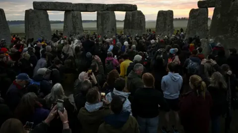 REUTERS/Jaimi Joy Revellers attend spring equinox celebrations at Stonehenge stone circle, near Amesbury, Britain, March 20, 2025. REUTERS/Jaimi Joy