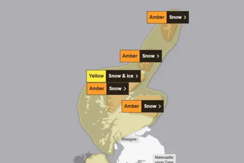 Mapa de alertas meteorológicas de la Oficina Meteorológica con alertas ámbar en las Islas Shetland, las Orcadas, así como en la zona norte de las Tierras Altas y el este. La alerta amarilla cubre toda Escocia al norte de Glasgow y Fife.