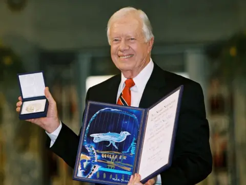 Getty Images ose presidenti amerikan Jimmy Carter mban çmimin e tij Nobel për Paqe më 10 dhjetor 2002 në Oslo, Norvegji.