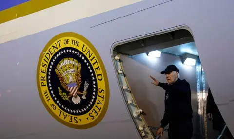 Photo by Kent Nishimura / AFP President Joe Biden exits Air Force One