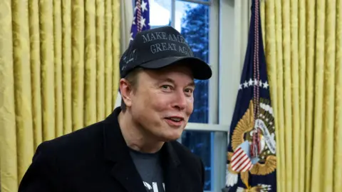 Reuters Elon Musk berbicara di sebelah Presiden AS Donald Trump (tidak digambarkan) di kantor oval Gedung Putih di Washington, DC, AS, 11 Februari 2025.