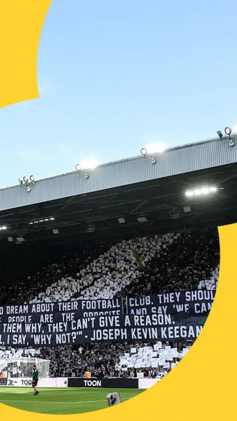 Tributes made to Kevin Keegan in the crows at St. James' Park ahead of the Newcastle v Liverpool game