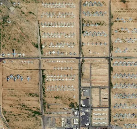 Aviones SSTL/S1-4 estacionados en el cementerio de la Fuerza Aérea Davis-Monthan en Arizona