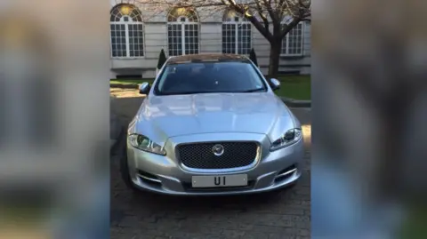 The Lord Mayor of Leeds' car and personalised number plate reading UI