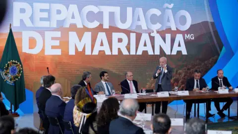 O presidente da Reuters Brasil, Luiz Inácio Lula da Silva, participa da cerimônia de assinatura de um acordo de compensação entre as mineradoras Vale e BHP e as autoridades brasileiras relacionado ao rompimento da Barragem de Mariana, no sudeste, no Palácio do Planalto, em Brasília, Brasil, em 25 de outubro de 2024 A parte do Brasil