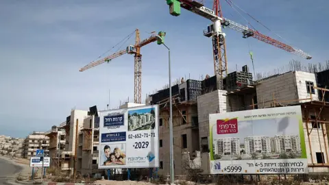 Getty Images Nieuwe appartementen in aanbouw in de Israëlische nederzetting Har Homa in Oost-Jeruzalem, op 17 januari 2017.