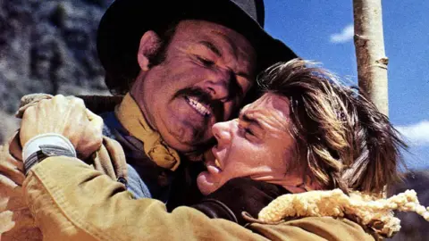 Getty Images Sam (Gene Hackman) und Carbo (Jan-Michael Vincent) in Bite The Bullet