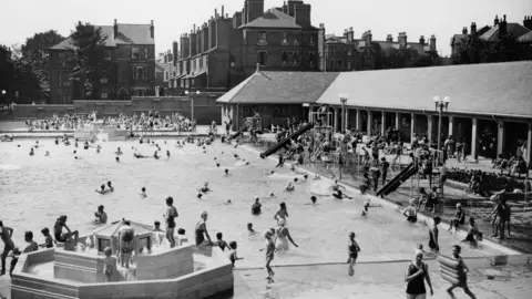 Nottingham Local Studies Library People enjoy the lido in Carrington