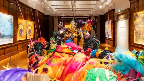 Getty Images Vista da galeria que mostra esculturas e desenhos de Nnena Kalu