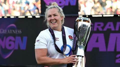Marlie Packer holding the Six Nations trophy