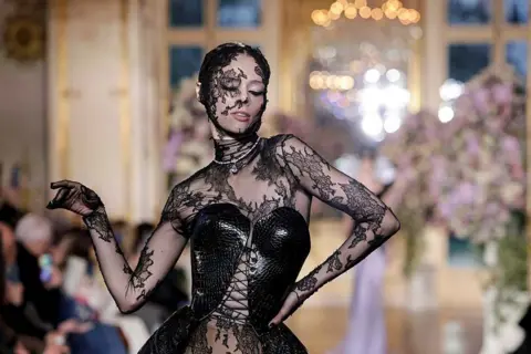 Thibaud Moritz/AFP Canadian Super Model Coco Rocha menghadirkan kreasi untuk Miss Sohee selama musim semi haute/musim panas 2025 Fashion Week wanita, di Paris pada 30 Januari 2025. 