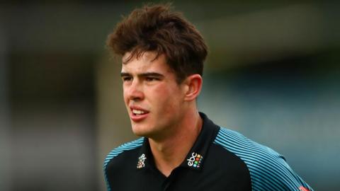 Josh Baker playing for Worcestershire