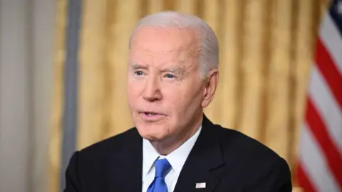 Getty Images Mantan Presiden AS Joe Biden berbicara di Kantor Oval.