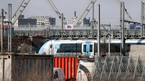 AFP Kereta regional Paris ini diparkir di rel di pinggiran kota Saint-Denis sebagai jasa yang terhenti