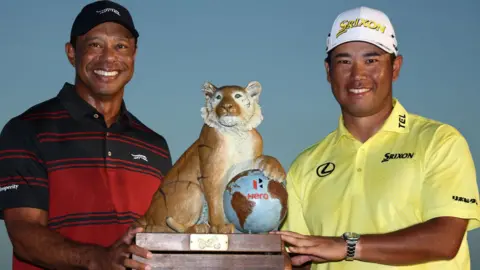 Tiger Woods poses with winner Hideki Matsuyama at the Hero World Challenge