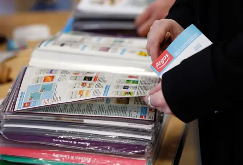 Bloomberg/Getty Images Un catálogo plastificado de Argos para tiendas