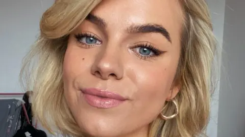 Aoife Boyle Aoife Boyle has short wavy blonde hair and blue eyes. 