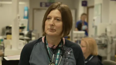 BBC News El Dr. Alner, con un estetoscopio alrededor del cuello, se encuentra en la sala después de atender a sus pacientes.