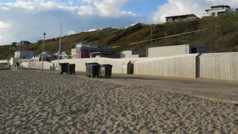 Malc McDonald / Geograph View from the sandy beach of Sobo Beach and the promenade. A concrete walkway leads to two toilet blocks.