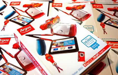 Bloomberg/Getty Images Una pila de catálogos de Argos con juguetes y productos electrónicos en la portada.