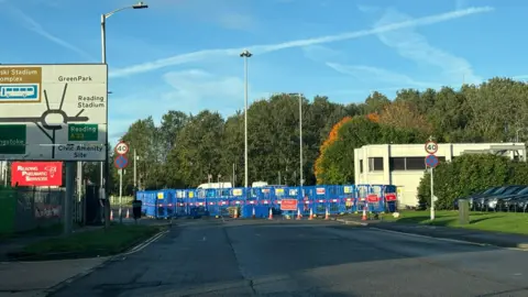 LDRS A general view picture of Bennet Road, a main road in Reading, with blue crash barriers around it.