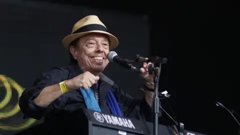 Sergio Mendes speelt op de West Holts Stage op het Glastonbury Festival 2013