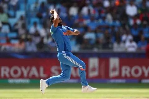 Getty Images Mohammed Shami dari India Bowls Selama pertandingan ICC Champions Trophy 2025 antara Bangladesh dan India di Dubai International Cricket Stadium pada 20 Februari 2025 di Dubai, Uni Emirat Arab. 