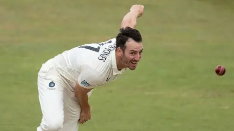Toby Roland-Jones bowling
