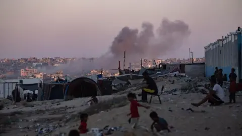 EPA-rook boven de skyline van Gaza