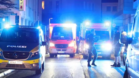 AP Polizei und Krankenwagen am Tatort in Solingen, Deutschland