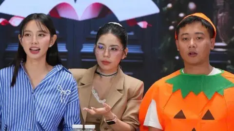 BBC Vietnamese Nguyen Thuc Thuy Tien, Hang Du Muc and Pham Quang Linh promote their product on stage.
