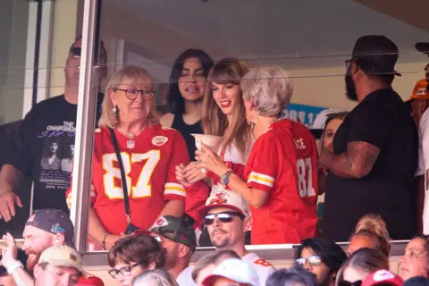 William Purnell/Icon Sportswire vía Getty Images La cantante Taylor Swift ve el partido con la madre de Donna Kielce, el ala cerrada de los Kansas City Chiefs, Travis Kelce (87), contra los Chicago Bears el 24 de septiembre de 2023 en el GEHA Field en el Arrowhead Stadium en Kansas City, Missouri.