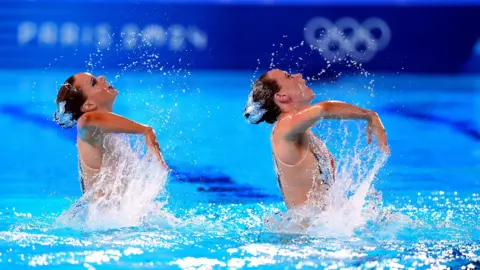 PA Kate Shortman e Isabelle Thorpe, de Gran Bretaña, durante la rutina libre de dúo en el Centro Acuático el día quince de los Juegos Olímpicos de París 2024 en Francia