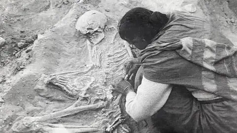 Urmilla Deshpande A black and white photo of Irawati Karve during one are her archaeology expeditions