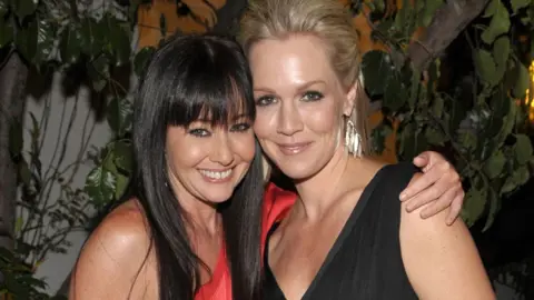 Getty Images Shannen Doherty and Jennie Garth smiling together in 2009 