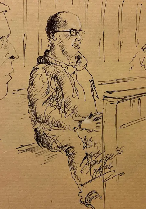 Mike O'Donnell - o reprezentare artistică a lui Kinahan în timpul audierii sale de duminică - o schiță îl arată purtând ochelari, stând purtând un pulover cu glugă