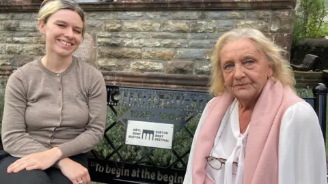 LDRS Richard Burton’s granddaughter Charlotte Burton and niece Sian Owen (right)