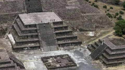 People standing on a raised platform at Teotihuacán pyramid in Mexico, seen from above.