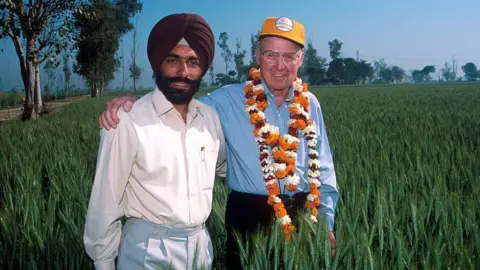 पल्लव बागला/कॉर्बिस गेटी इमेजेज के माध्यम से कृषि में नोबेल पुरस्कार विजेता नॉर्मन ई. बोरलॉग ने भारत में हरित क्रांति फार्मों का दौरा किया।