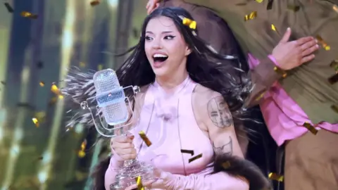 Dara holds her Eurovision trophy