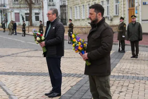 Getty Images Sir Keir Starmer arrives with Ukrainian President Volodymyr Zelensky (not pictured) to lay wreaths at The Wall of Remembrance of the Fallen for Ukraine.