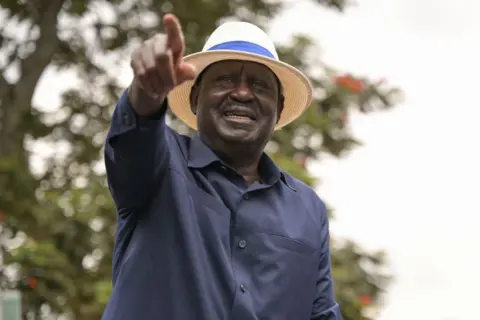 Getty Images Raila Odinga spreekt op 26 juli 2023 supporters toe buiten het Kenyatta National Hospital in Nairobi, na een ontmoeting met demonstranten die gewond raakten bij recente anti-regeringsprotesten